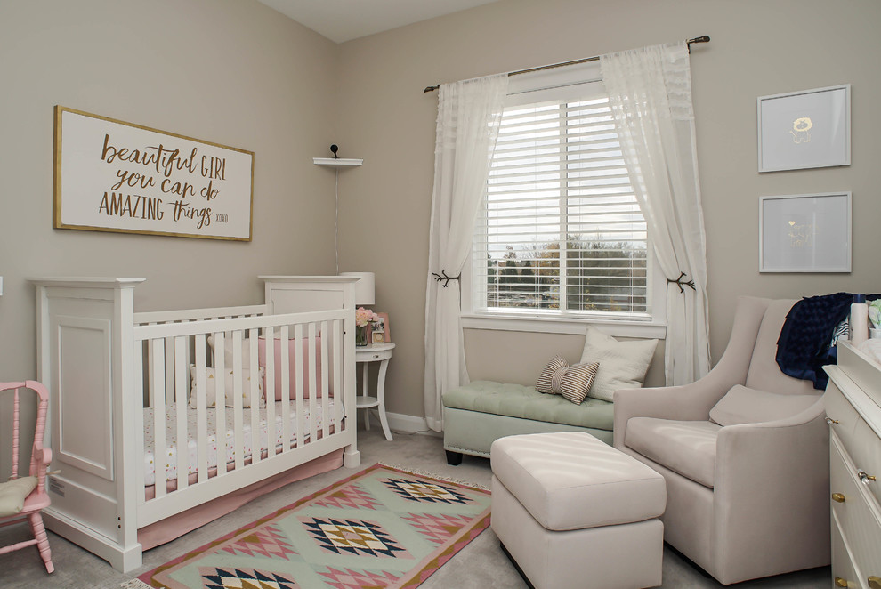 Modelo de habitación de bebé niña contemporánea de tamaño medio con paredes beige, moqueta y suelo beige