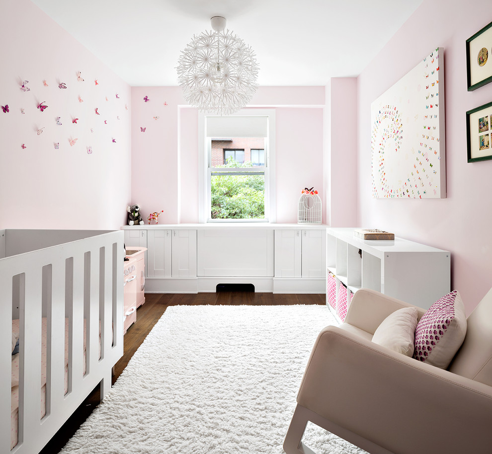 Свежая идея для дизайна: комната для малыша в стиле неоклассика (современная классика) с розовыми стенами и темным паркетным полом - отличное фото интерьера