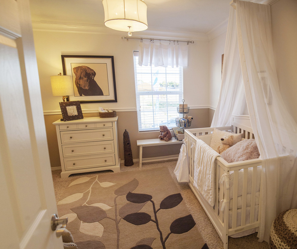 Réalisation d'une chambre de bébé neutre tradition de taille moyenne avec un mur beige et moquette.