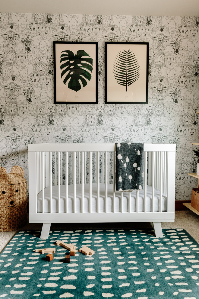 Cette image montre une chambre de bébé garçon minimaliste de taille moyenne avec un mur bleu, moquette, un sol beige et du papier peint.