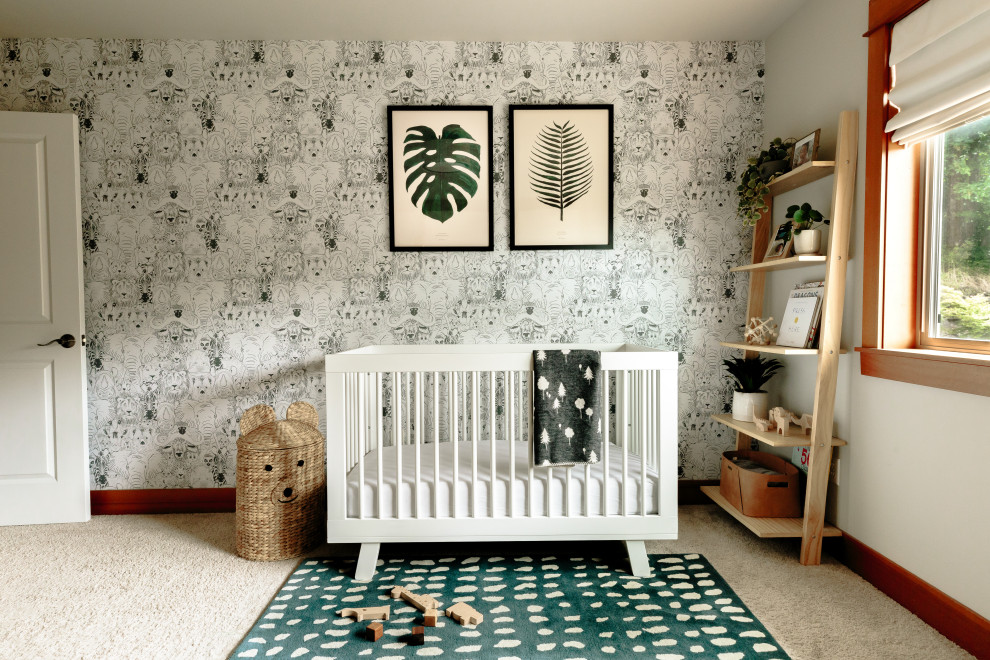 Diseño de habitación de bebé niño moderna de tamaño medio con paredes azules, moqueta, suelo beige y papel pintado