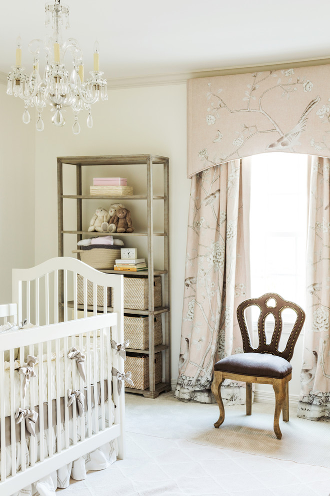 Cette image montre une petite chambre de bébé fille traditionnelle avec un mur blanc et moquette.