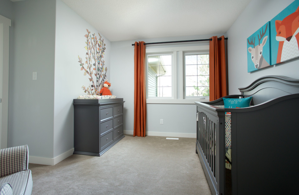 Идея дизайна: комната для малыша в стиле неоклассика (современная классика) с синими стенами и ковровым покрытием