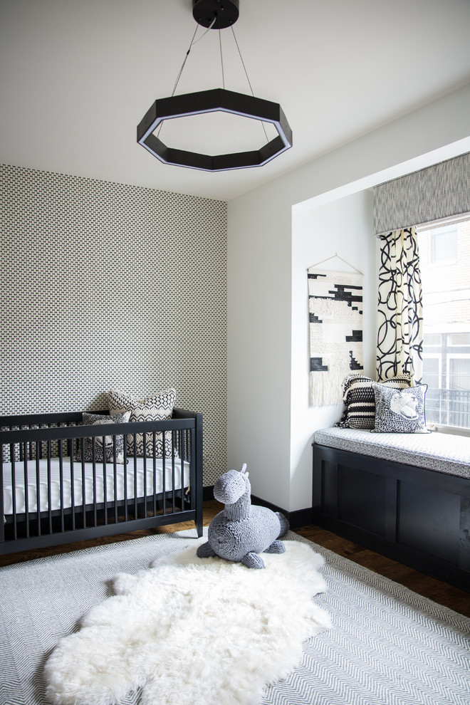 Ejemplo de habitación de bebé neutra clásica renovada con suelo de madera oscura y suelo marrón