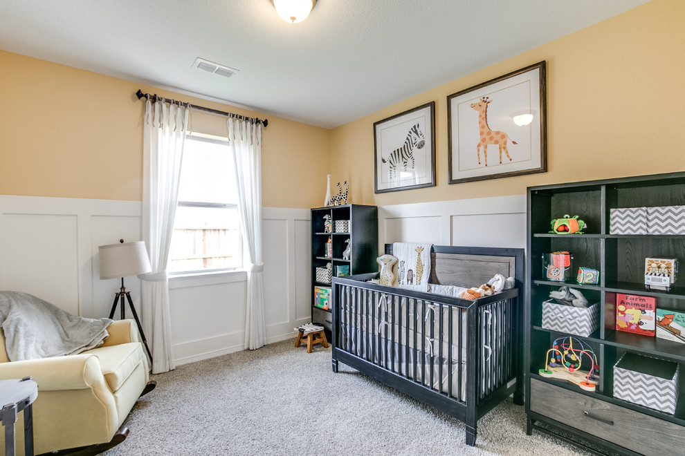 Modelo de habitación de bebé neutra tradicional con moqueta, suelo gris y paredes amarillas