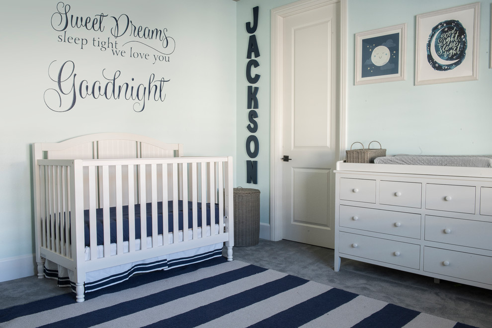 Cette image montre une chambre de bébé garçon design de taille moyenne avec un mur bleu, moquette et un sol gris.