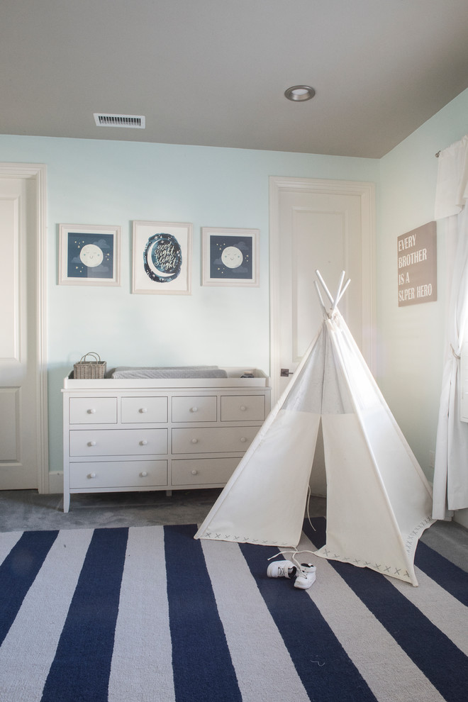 Inspiration för ett mellanstort funkis babyrum, med blå väggar, heltäckningsmatta och grått golv