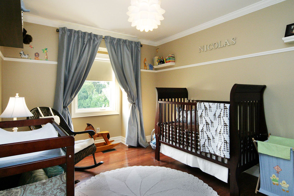 На фото: комната для малыша в классическом стиле с бежевыми стенами и темным паркетным полом для мальчика