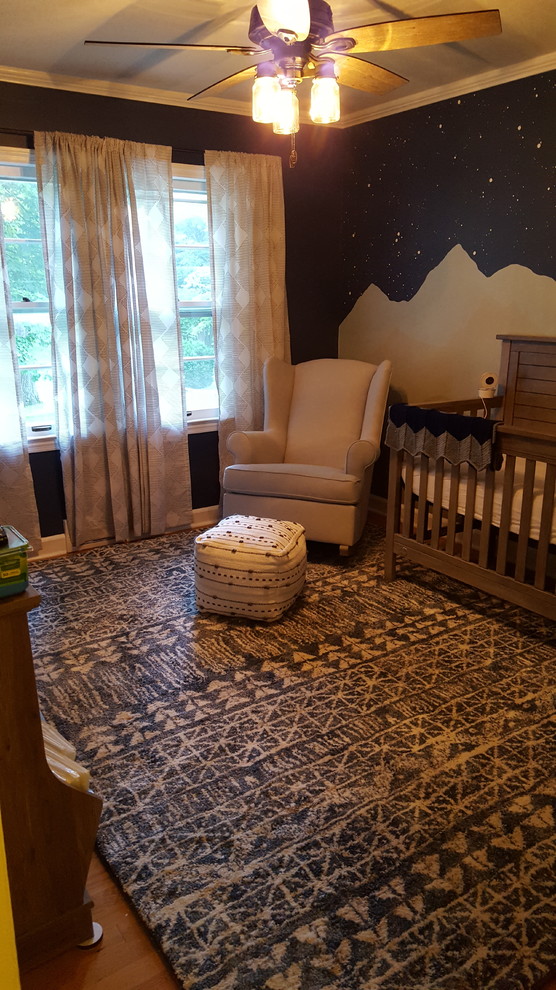 Idées déco pour une chambre de bébé garçon classique avec un mur bleu.