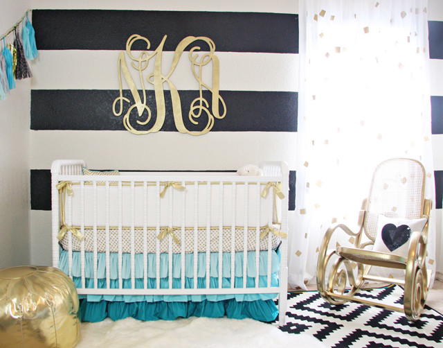 Réalisation d'une chambre de bébé fille minimaliste de taille moyenne avec un mur multicolore et moquette.