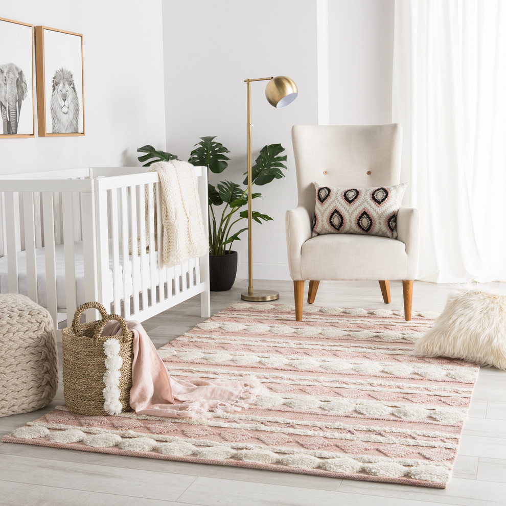 Idée de décoration pour une chambre de bébé fille nordique.