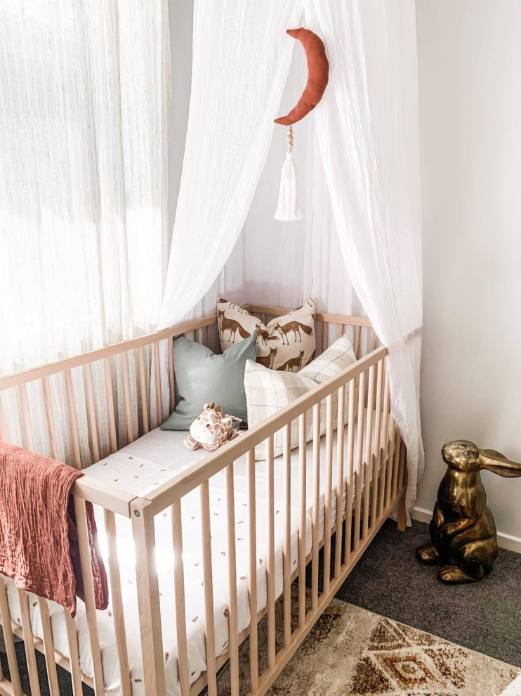Idées déco pour une chambre de bébé neutre contemporaine avec un mur blanc, moquette et un sol gris.