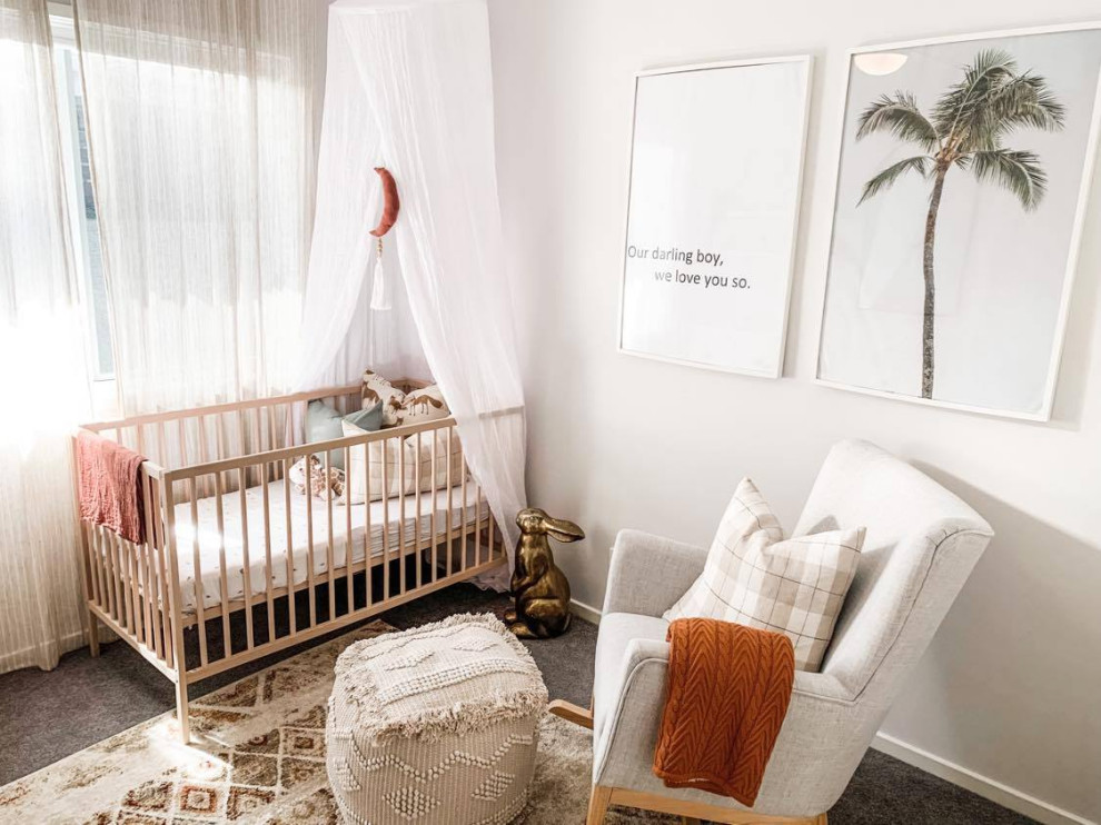 Idées déco pour une chambre de bébé neutre contemporaine avec un mur blanc, moquette et un sol gris.