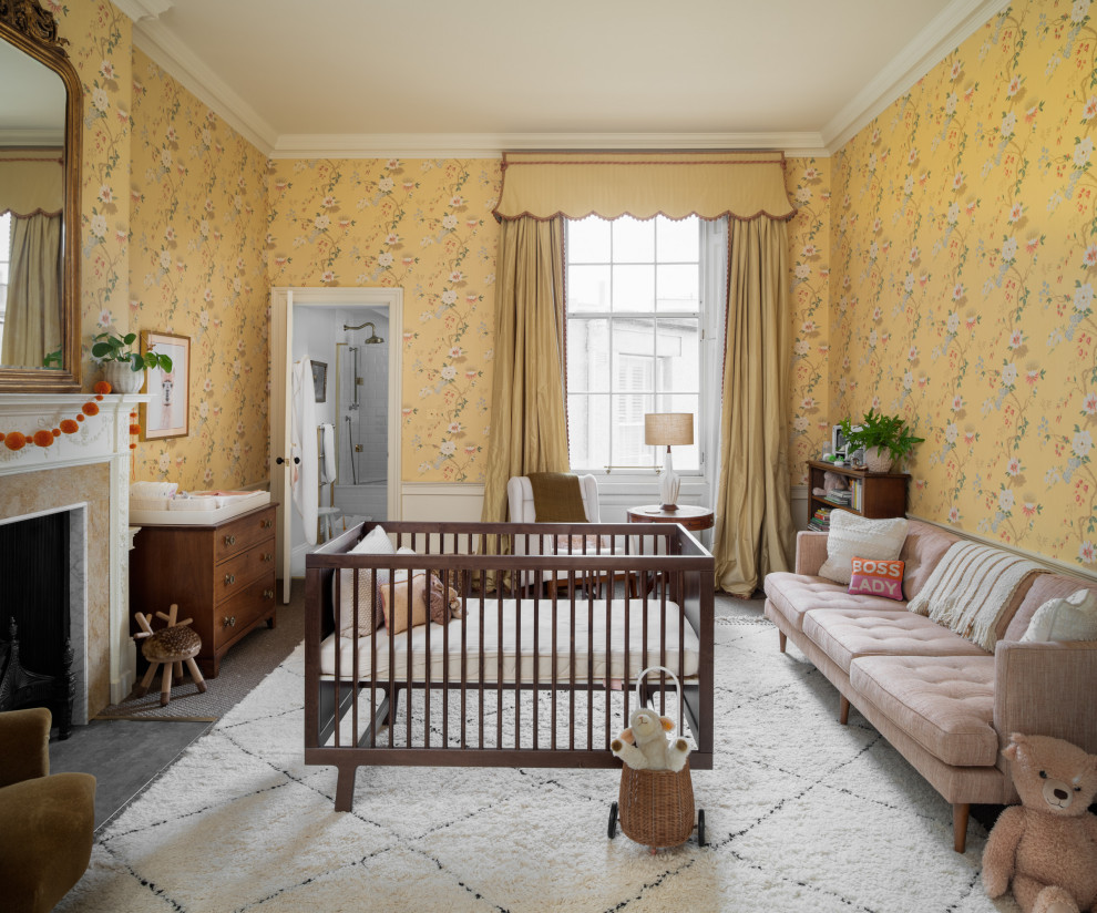 Пример оригинального дизайна: огромная комната для малыша в стиле неоклассика (современная классика) с желтыми стенами, серым полом и обоями на стенах для девочки