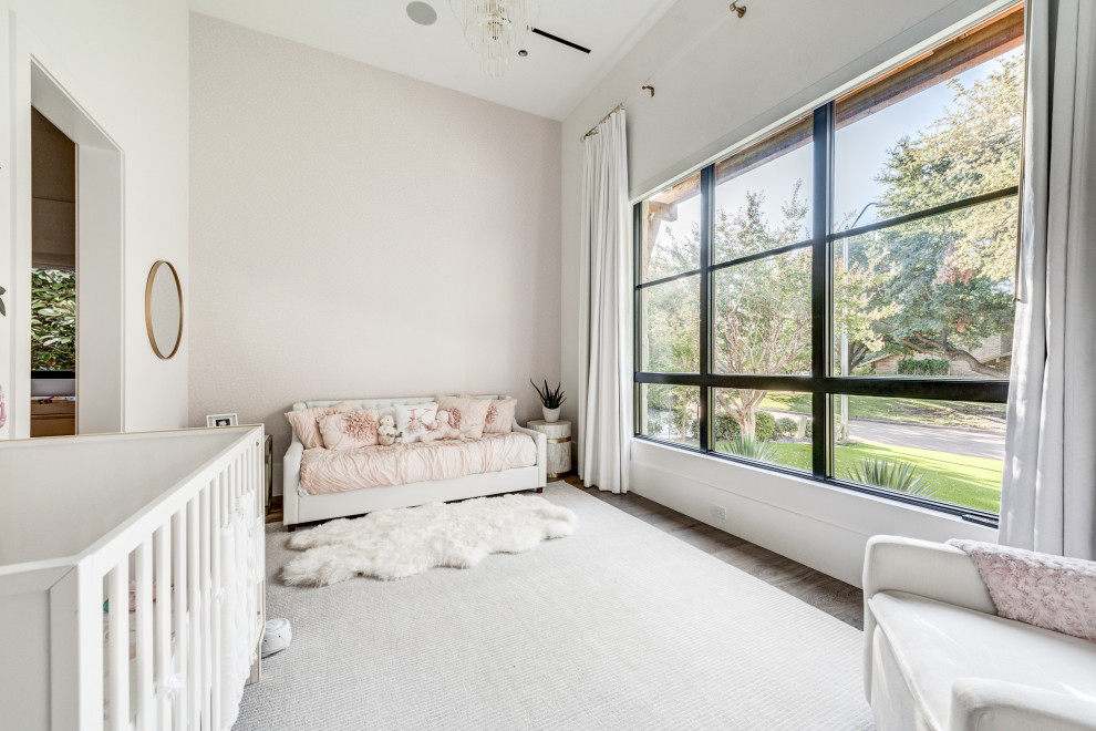 На фото: комната для малыша в стиле неоклассика (современная классика) с белыми стенами, паркетным полом среднего тона и коричневым полом для девочки с