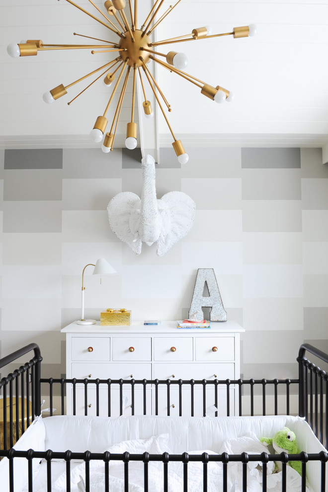 Diseño de habitación de bebé neutra clásica renovada grande con paredes multicolor y moqueta