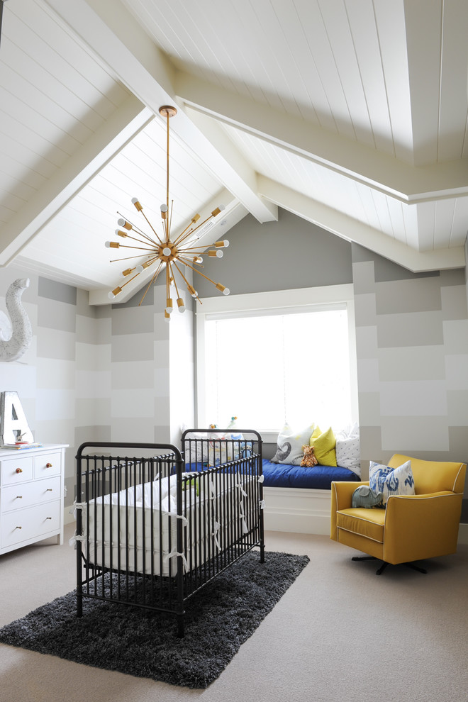 На фото: большая нейтральная комната для малыша в стиле неоклассика (современная классика) с разноцветными стенами, ковровым покрытием и серым полом с