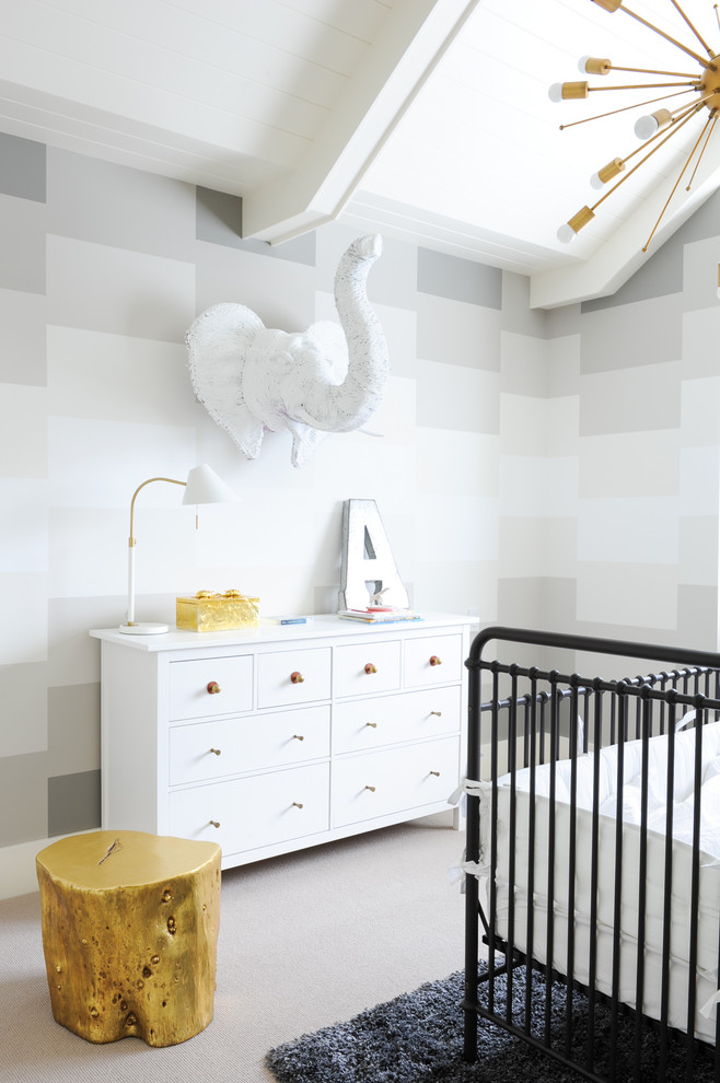 バンクーバーにあるラグジュアリーな広いトランジショナルスタイルのおしゃれな赤ちゃん部屋 (マルチカラーの壁、カーペット敷き、男女兼用) の写真