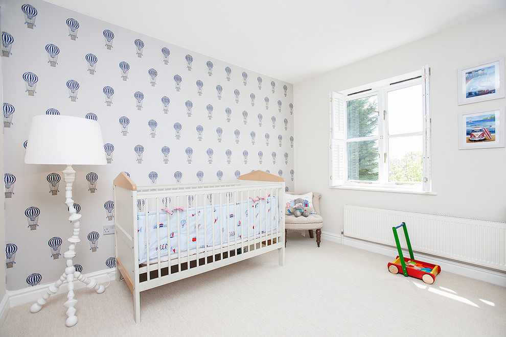 Neutrales Maritimes Babyzimmer mit Teppichboden und weißem Boden in London