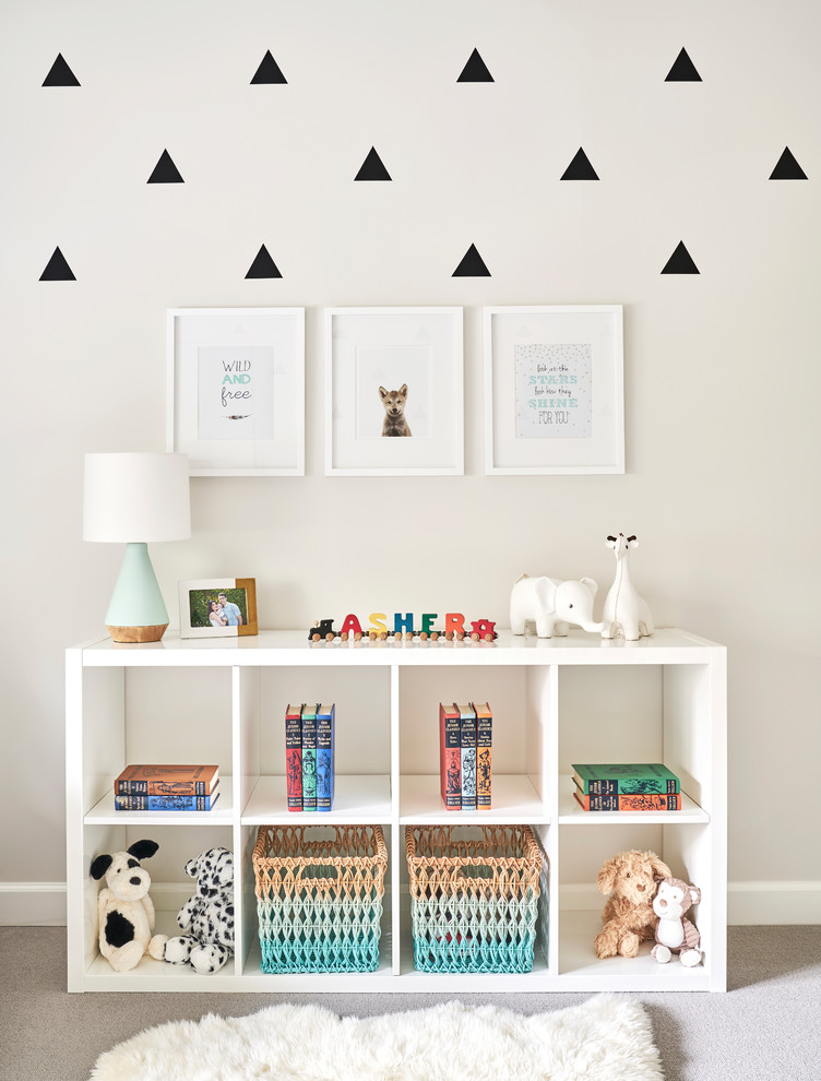 Idée de décoration pour une chambre de bébé garçon tradition avec un mur blanc, moquette et un sol gris.