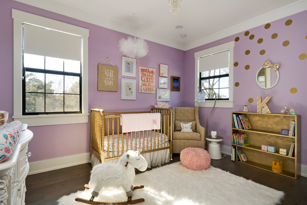 Réalisation d'une grande chambre de bébé fille tradition avec un mur violet et parquet foncé.