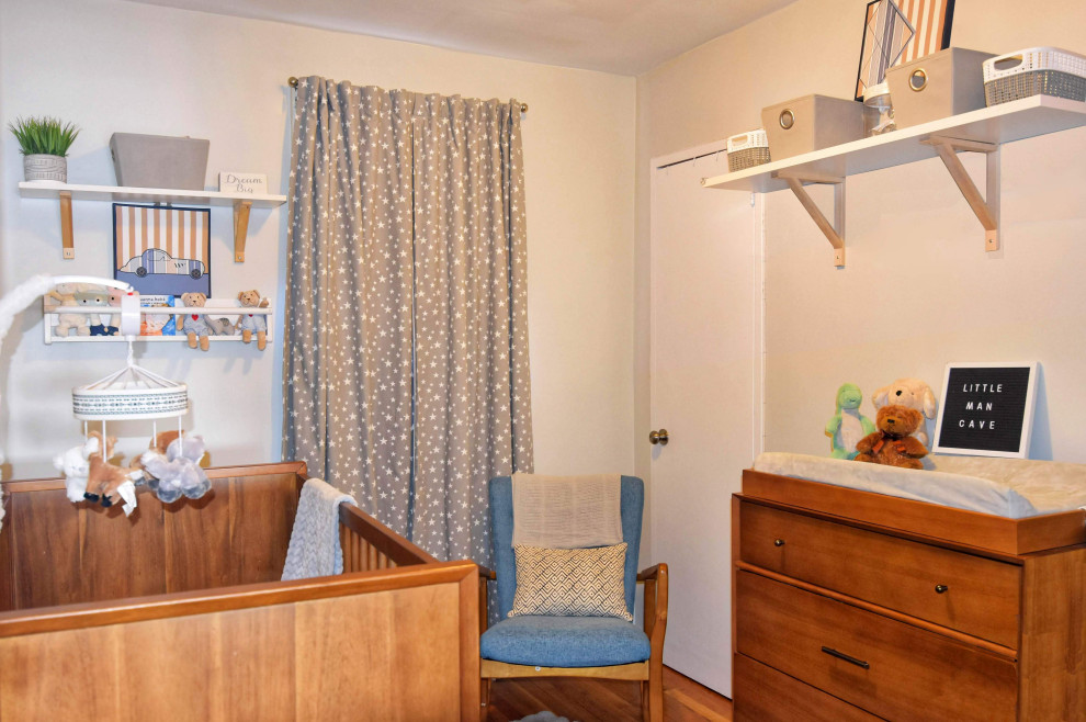 Идея дизайна: маленькая комната для малыша в стиле ретро с серыми стенами, светлым паркетным полом и коричневым полом для на участке и в саду, мальчика
