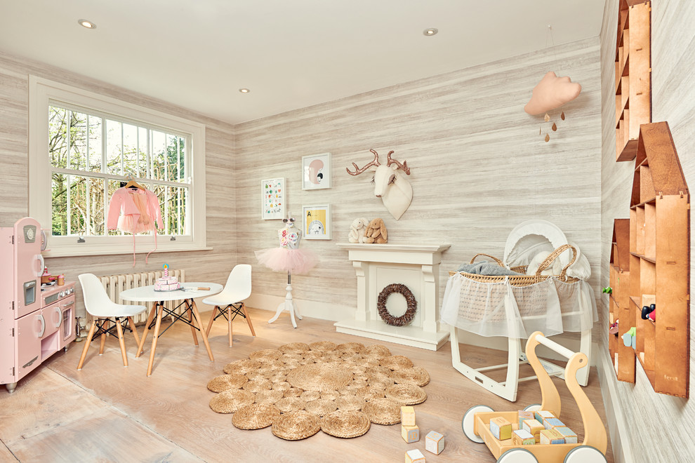 Ejemplo de habitación de bebé bohemia con suelo beige