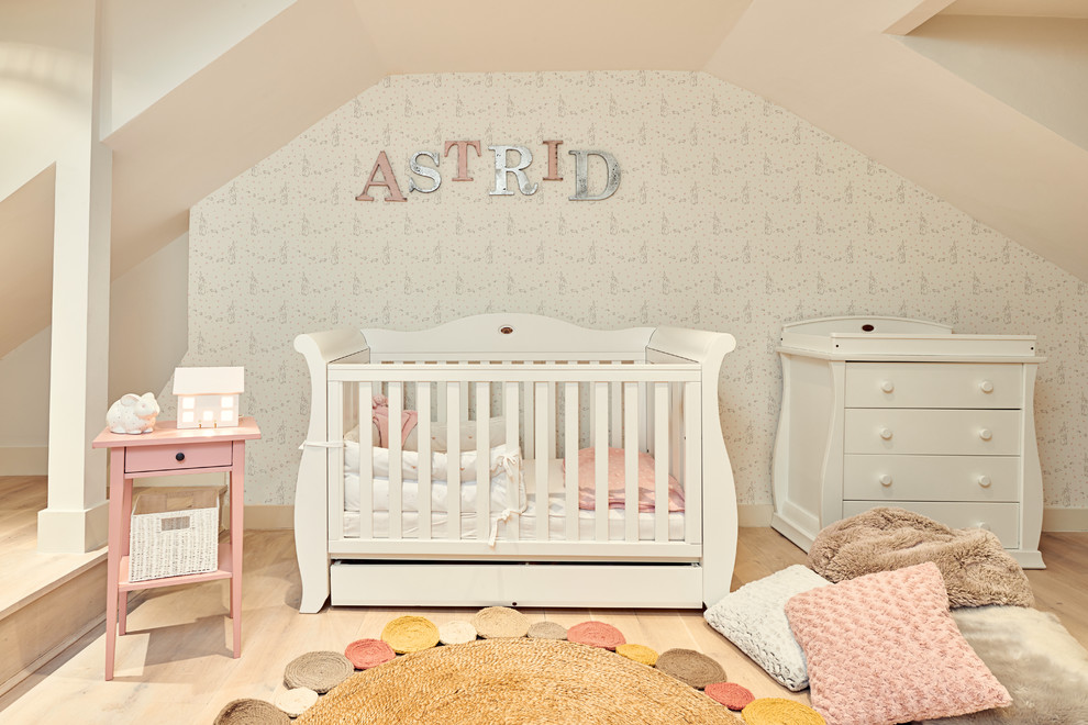 Idée de décoration pour une chambre de bébé design avec un sol beige.