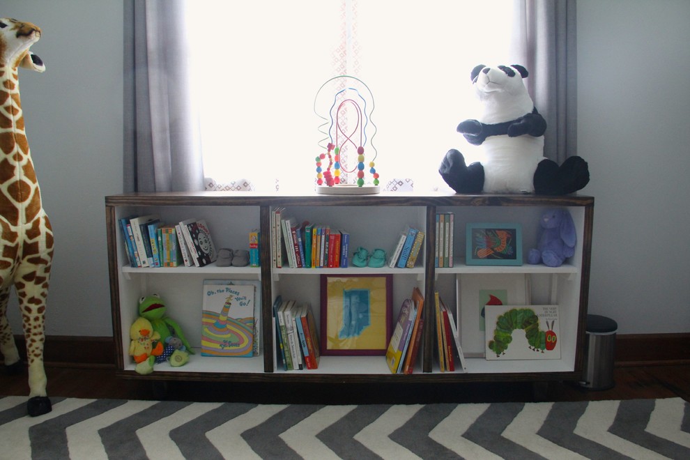 Foto de habitación de bebé neutra tradicional de tamaño medio con paredes grises y suelo de madera oscura