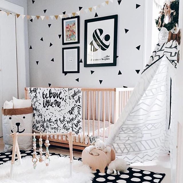 Стильный дизайн: маленькая нейтральная комната для малыша в скандинавском стиле с белыми стенами, ковровым покрытием и черным полом для на участке и в саду - последний тренд