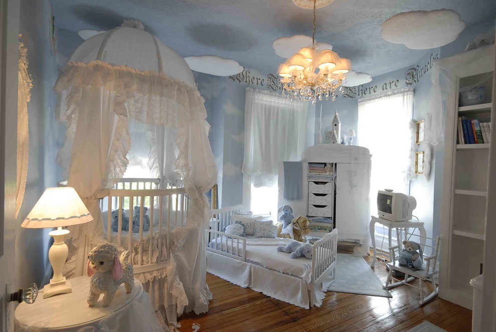 Cette photo montre une grande chambre de bébé romantique.