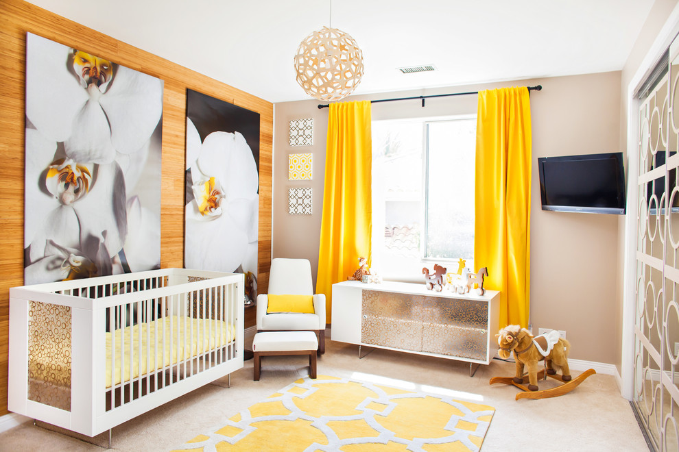 Esempio di una cameretta per neonati neutra contemporanea con pareti beige, moquette e pavimento beige