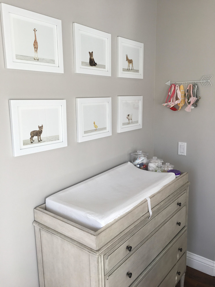 Свежая идея для дизайна: комната для малыша в современном стиле с серыми стенами и паркетным полом среднего тона для девочки - отличное фото интерьера