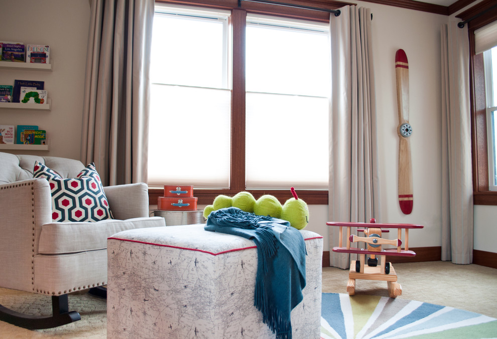 Ejemplo de habitación de bebé niño clásica renovada de tamaño medio con paredes beige, moqueta y suelo beige