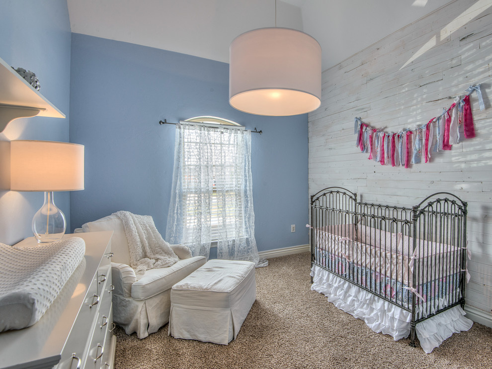 Modelo de habitación de bebé neutra de estilo de casa de campo de tamaño medio con paredes azules, moqueta y suelo gris