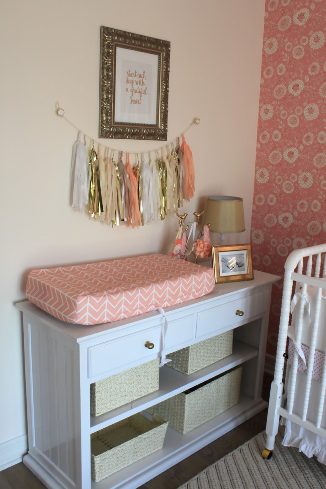Cette photo montre une chambre de bébé fille chic de taille moyenne avec un mur rose et moquette.