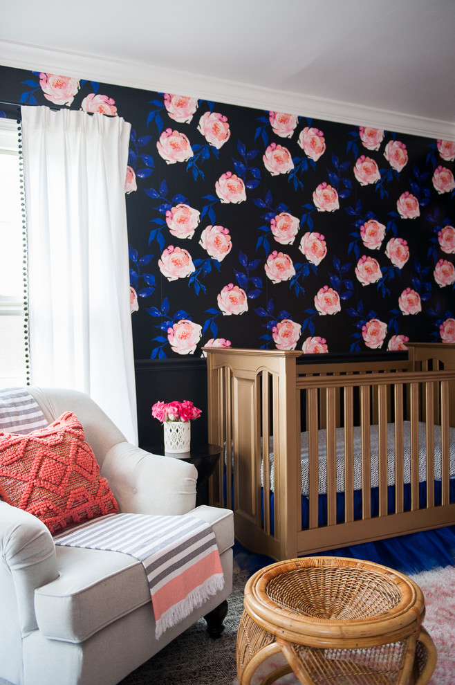 Imagen de habitación de bebé niña tradicional renovada con paredes negras