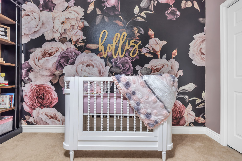 Exemple d'une chambre de bébé fille chic de taille moyenne avec un mur violet, moquette et un sol beige.