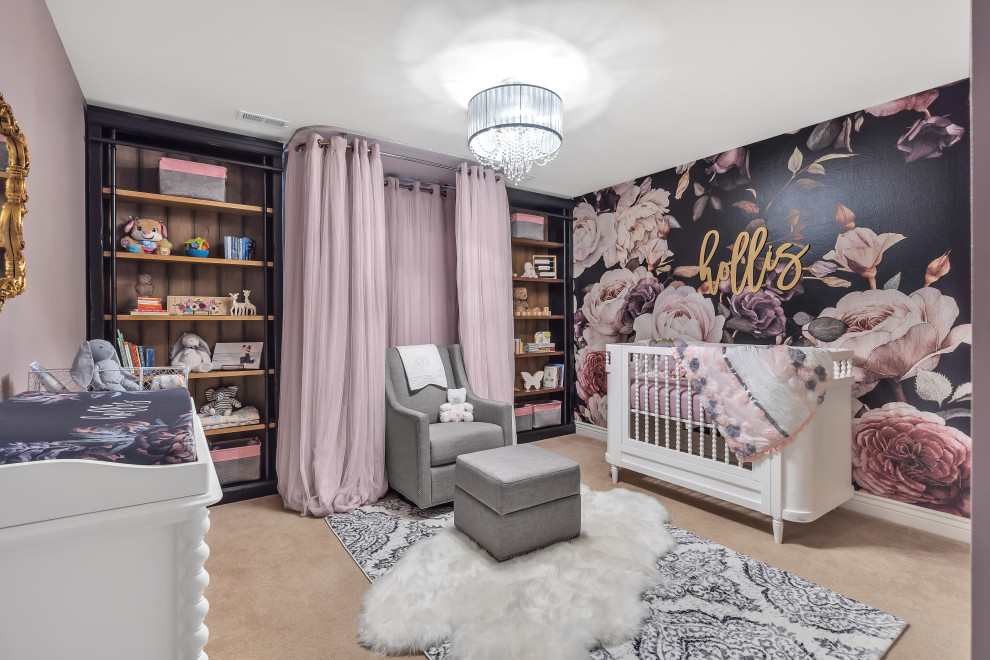 Modelo de habitación de bebé niña clásica renovada de tamaño medio con paredes púrpuras, moqueta y suelo beige