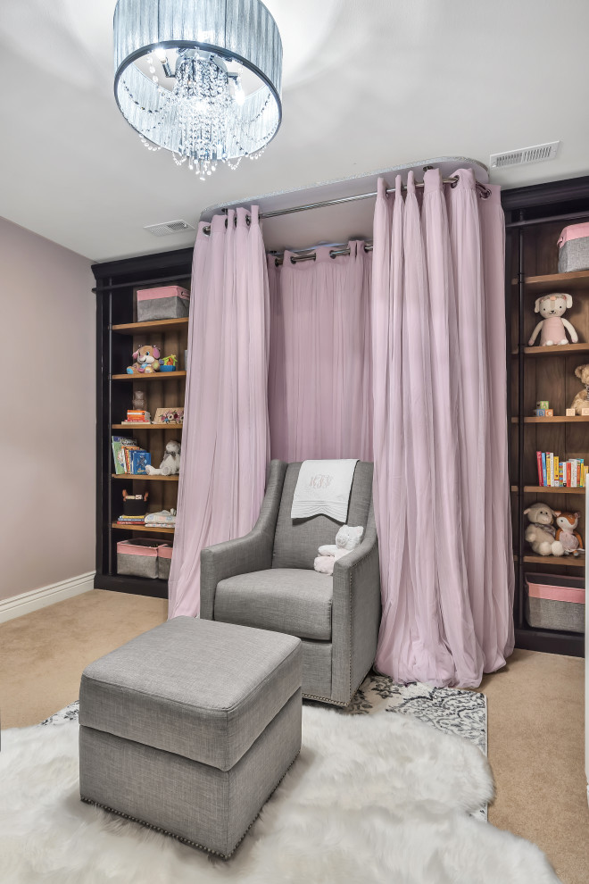 Ejemplo de habitación de bebé niña clásica renovada de tamaño medio con paredes púrpuras, moqueta y suelo beige