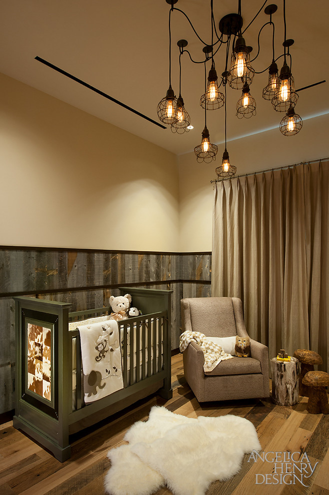 Neutrales Uriges Babyzimmer mit beiger Wandfarbe und braunem Holzboden in Phoenix