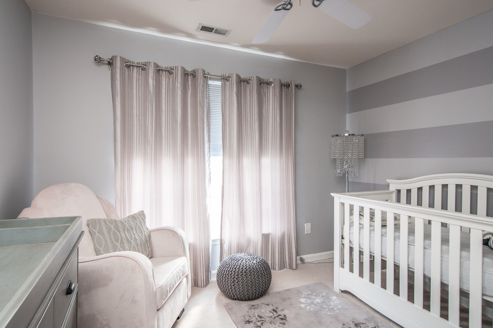 Idées déco pour une chambre de bébé fille classique avec un mur gris et moquette.