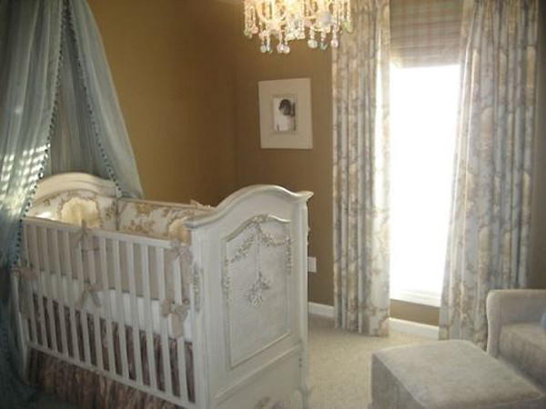 На фото: маленькая комната для малыша в классическом стиле для на участке и в саду