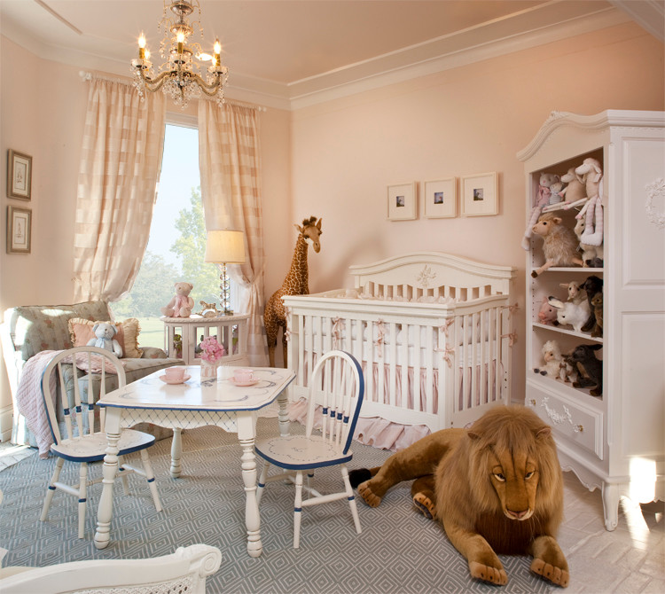 Idées déco pour une petite chambre de bébé classique.