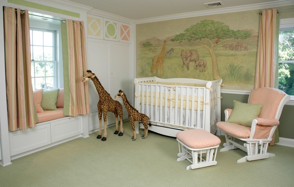 Cette image montre une chambre de bébé fille victorienne de taille moyenne avec un mur blanc et moquette.