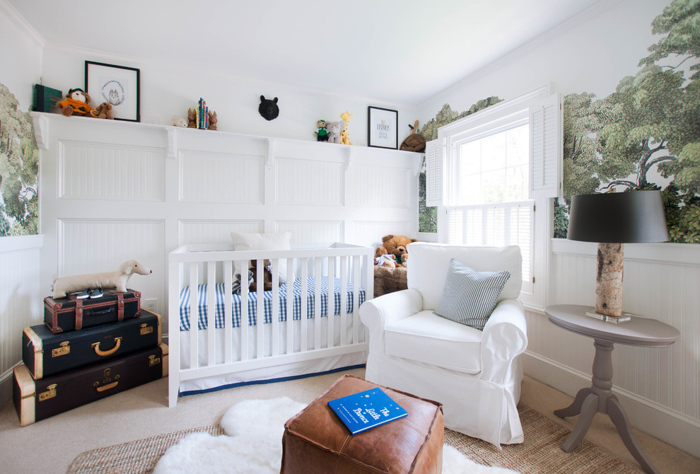 Idées déco pour une chambre de bébé neutre classique avec un mur multicolore, moquette et un sol beige.
