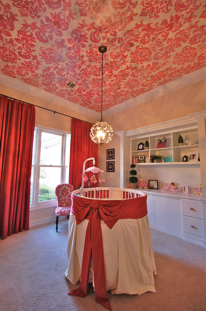 オースティンにあるトラディショナルスタイルのおしゃれな赤ちゃん部屋 (カーペット敷き、女の子用) の写真