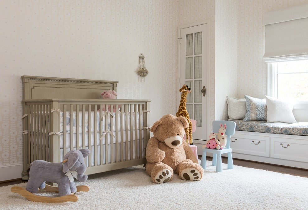 Modelo de habitación de bebé tradicional renovada con paredes beige, suelo de madera oscura y suelo blanco