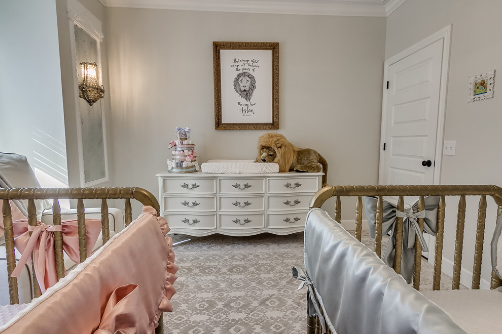 オクラホマシティにあるヴィクトリアン調のおしゃれな赤ちゃん部屋の写真