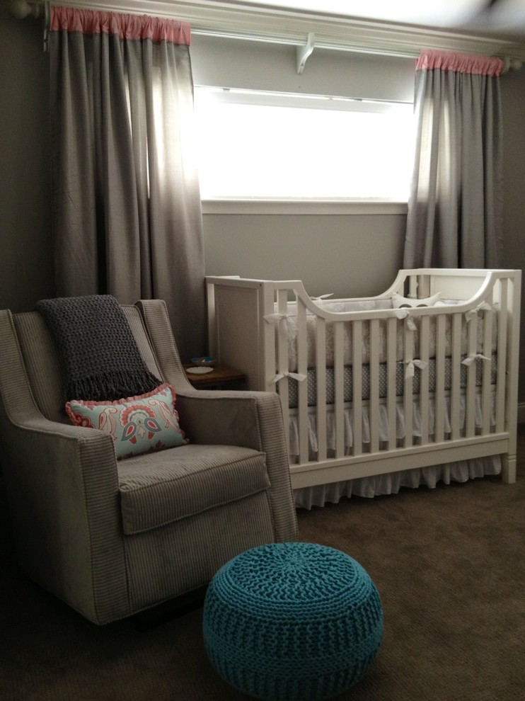 Diseño de habitación de bebé niña minimalista de tamaño medio con paredes grises, moqueta y suelo gris